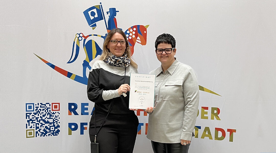 Realschule der Pfingstrittstadt in Bad Kötzting als fobizz Schule 2024/25 für besonderes Engagement in digitaler Bildung ausgezeichnet
