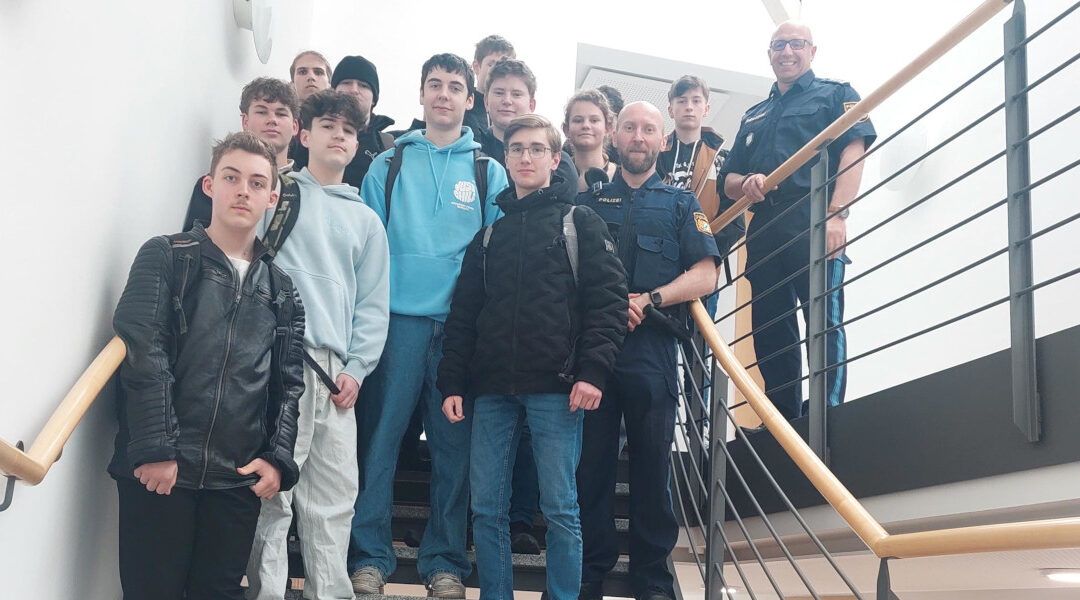 Schülerinnen und Schüler der Realschule erkunden die Polizeiinspektion Bad Kötzting