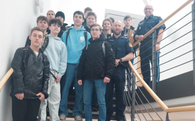 Schülerinnen und Schüler der Realschule erkunden die Polizeiinspektion Bad Kötzting