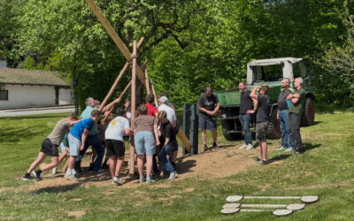 Historisches Ereignis an der Realschule der Pfingstrittstadt: Maibaumaufstellung zum 60-jährigen Jubiläum