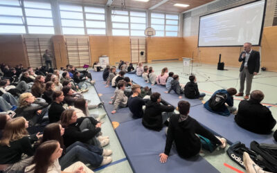 „Mach dein Handy nicht zur Waffe!“ – Amtsgerichtsdirektor Dr. Strauß informiert Schüler über rechtliche Folgen bzgl. Handy und Internet