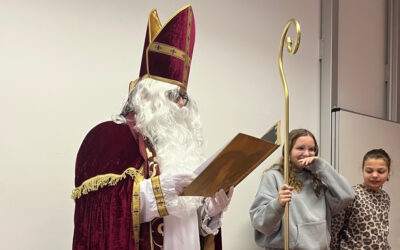 Weihnachtsfreude: Die Aula erstrahlt und der Nikolaus besucht die Fünftklässler